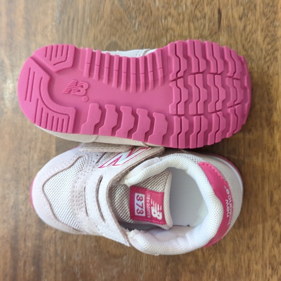 NWOT New Balance 373 toddler, pink, size 6 - Picture 3 of 4